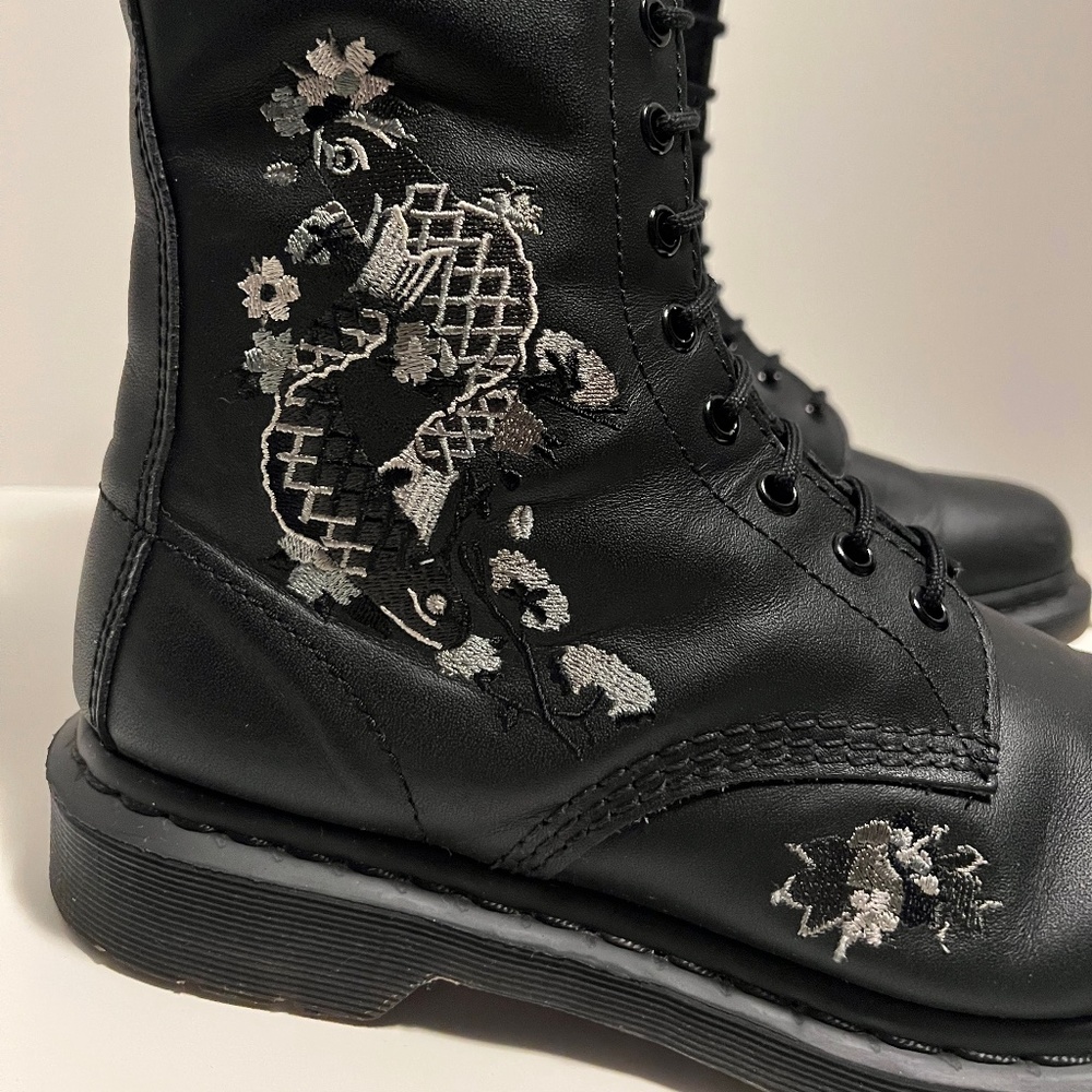 Dr Martens 14 eye Anissa women’s boot. Koi embroidery monochromatic. UK8 / US10